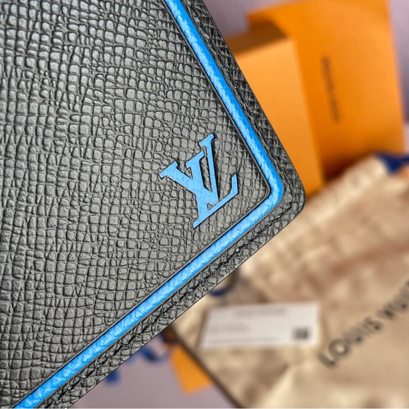 GORGEOUS Louis Vuitton 2018 Taiga Bifold Wallet in Like New Condition - Picture 3 of 9